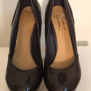 Mark & James x Badgeley Mischka patent leather platform heel Dk Purple, size 7.5